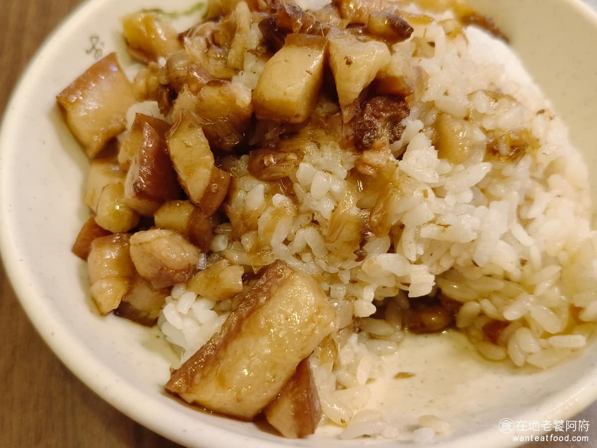 朱家嘉義雞肉飯 朱家嘉義雞肉飯菜單 朱家嘉義雞肉飯推薦 大同區美食 大同美食 北門美食 台灣小吃 不過說實話，跟雞肉飯比起來，差了很多，因為滷汁幾乎沒什麼鹹味，又偏油膩，加上肥肉比例高，整碗吃起來膩感偏重，遠不如雞肉飯清爽。 @在地老饕阿府