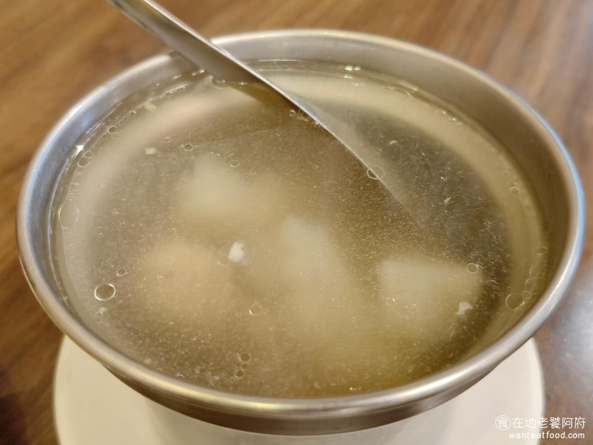 朱家嘉義雞肉飯 朱家嘉義雞肉飯菜單 朱家嘉義雞肉飯推薦 大同區美食 大同美食 北門美食 台灣小吃 苦瓜排骨湯 湯頭喝起來非常清爽，苦瓜完全沒有苦味，帶著脆度，是屬於沒有煮到全軟的做法。排骨份量給得多，肉質意外地軟嫩，蠻好吃的。 @在地老饕阿府