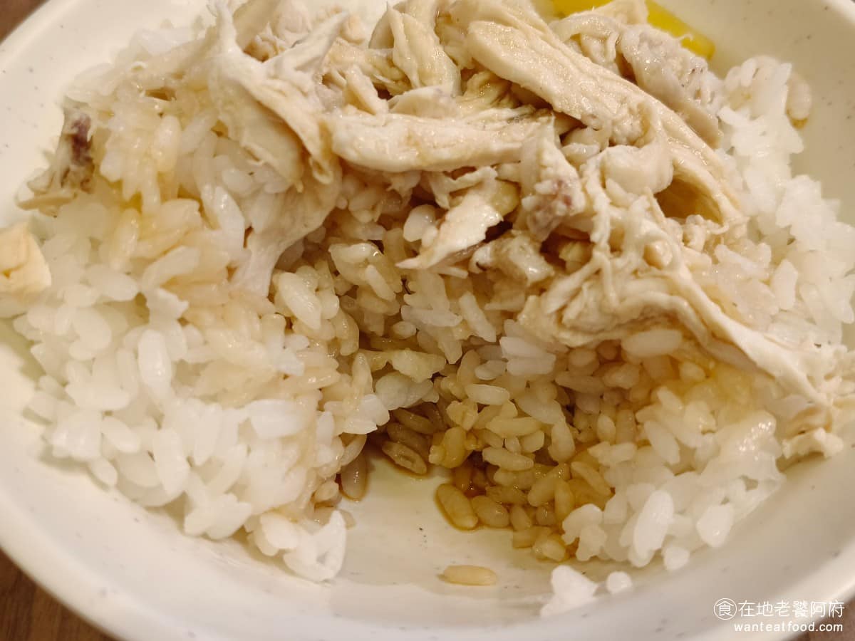 朱家嘉義雞肉飯 朱家嘉義雞肉飯菜單 朱家嘉義雞肉飯推薦 大同區美食 大同美食 北門美食 台灣小吃 底部的醬汁帶點甜味、鹹度也夠，配飯吃起來味道不錯，就是雞油的香氣稍微淡了一點，少了那種嘉義雞肉飯最標誌性的雞油香。 @在地老饕阿府
