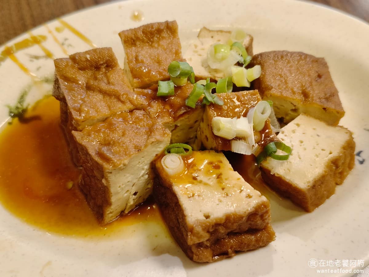 朱家嘉義雞肉飯 朱家嘉義雞肉飯菜單 朱家嘉義雞肉飯推薦 大同區美食 大同美食 北門美食 台灣小吃 油豆腐 份量給得很多，豆腐吃起來新鮮，外皮滷得完全上色，顏色深，口感扎實，比較像板豆腐而不是嫩豆腐，搭配底部的醬油膏醬料，鹹度很足。 @在地老饕阿府