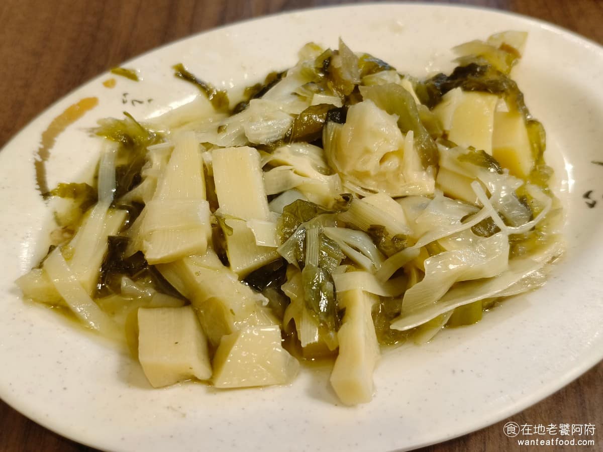 朱家嘉義雞肉飯 朱家嘉義雞肉飯菜單 朱家嘉義雞肉飯推薦 大同區美食 大同美食 北門美食 台灣小吃 魯筍絲 一份 35 元，算是平價，口感脆、味道偏酸，吃起來蠻開胃的，唯一的缺點是調味偏油，整體感覺有點油膩。 @在地老饕阿府