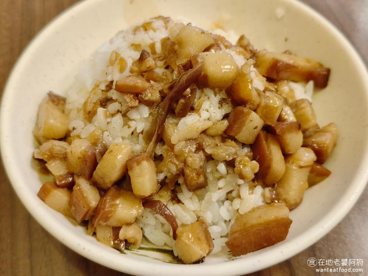 朱家嘉義雞肉飯 朱家嘉義雞肉飯菜單 朱家嘉義雞肉飯推薦 大同區美食 大同美食 北門美食 台灣小吃 魯肉飯 也是店家的招牌之一，上面堆了滿滿的滷肉，肥肉比例偏高，每一塊豬皮邊緣都滷得很徹底，Q彈有咬勁，不會軟爛。 @在地老饕阿府
