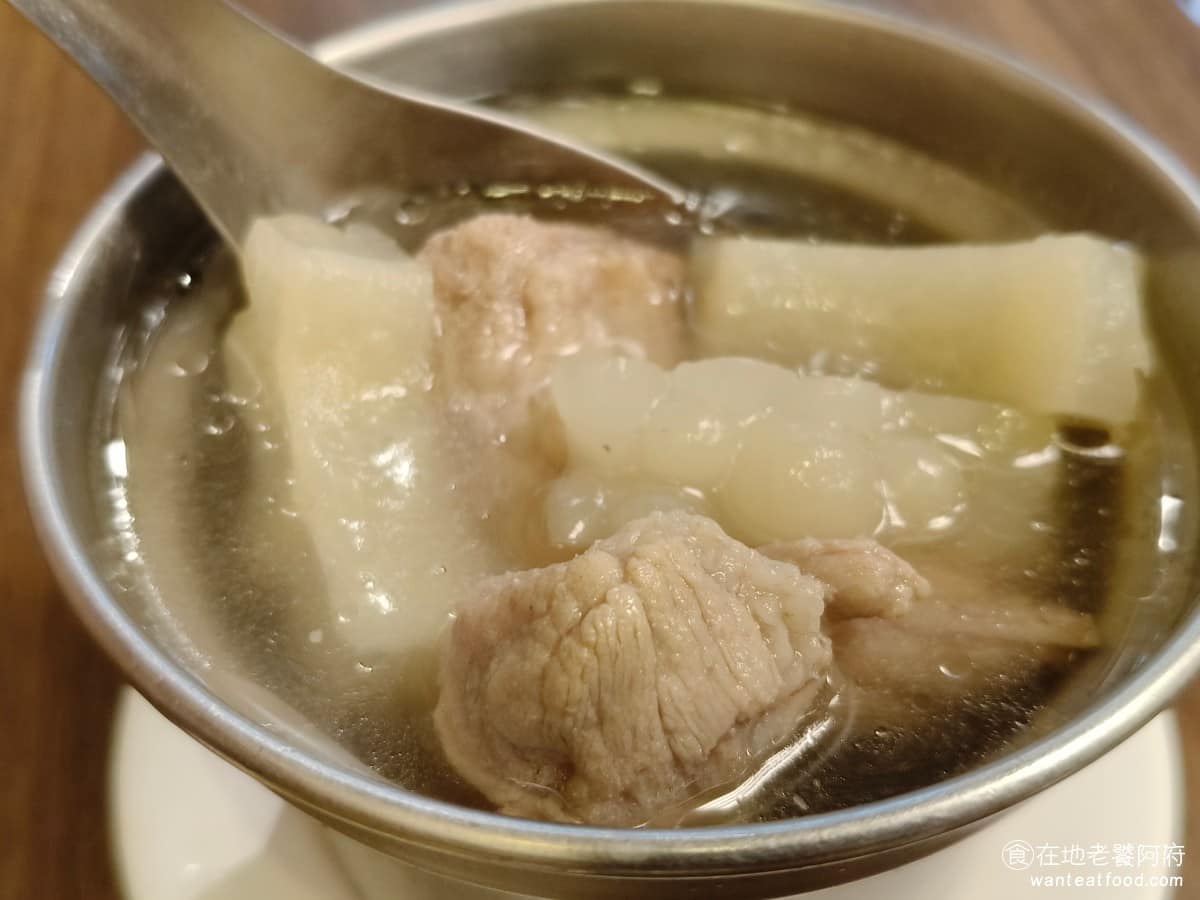朱家嘉義雞肉飯 朱家嘉義雞肉飯菜單 朱家嘉義雞肉飯推薦 大同區美食 大同美食 北門美食 台灣小吃 整體走清淡路線，對於喜歡清爽湯品的人來說很合適，但個人偏好苦味稍重一點的做法，這碗苦味幾乎感覺不到，稍微差了一點。 @在地老饕阿府