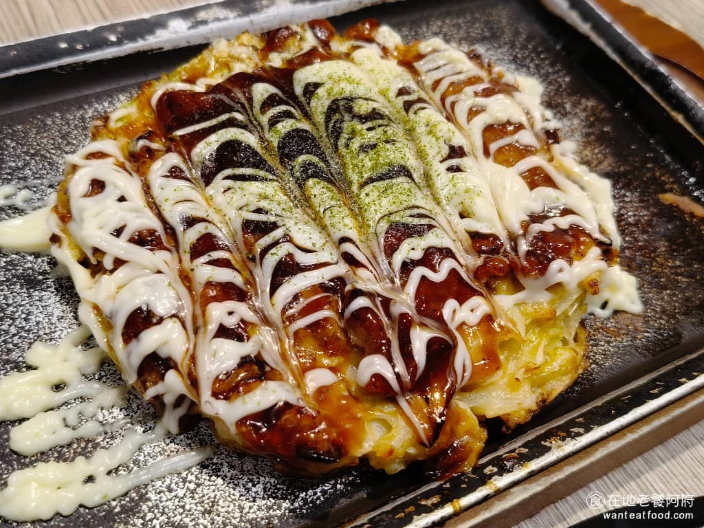 內湖美食 平價美食 平民美食 內湖家樂福 日式定食 親子丼 珍有福 Joyfull 大阪燒 上面的美乃滋和醬油加了很多，吃起來有點鹹，是道地的日本口味，重口味的人會喜歡。 @在地老饕阿府