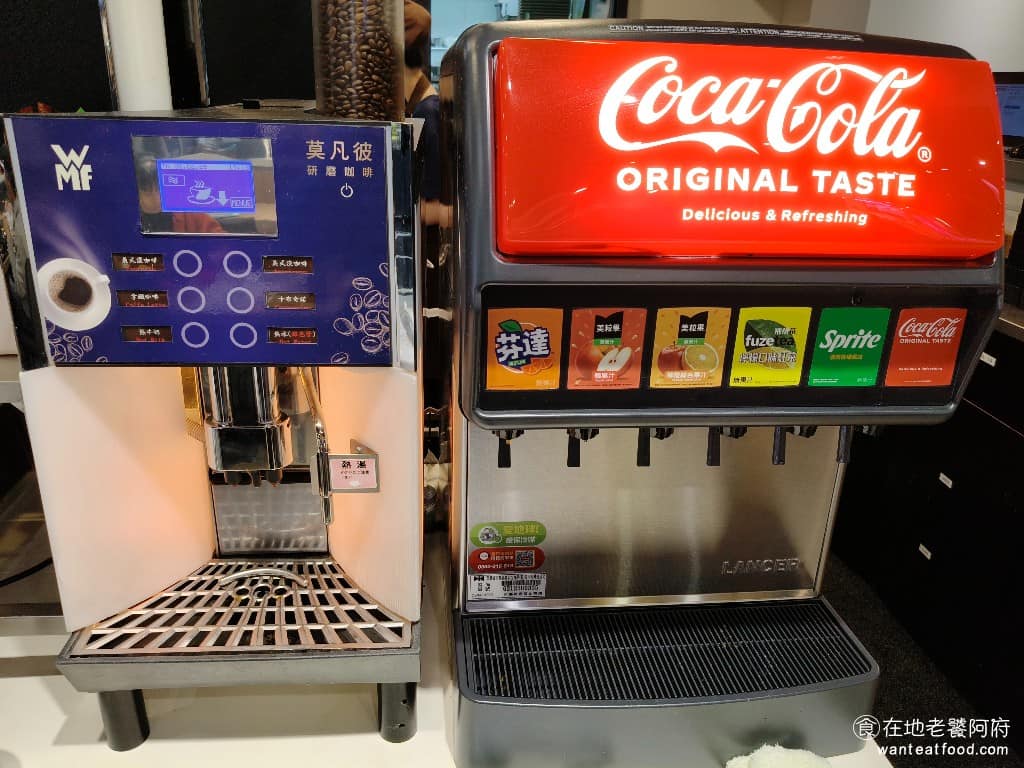 內湖美食 平價美食 平民美食 內湖家樂福 日式定食 親子丼 珍有福 Joyfull 飲料區 有可樂、雪碧、檸檬紅茶、柳橙綜合果汁、蘋果汁和芬達橘子汽水，還有莫凡彼咖啡機，有美式濃咖啡、拿鐵咖啡、卡布奇諾、美式淡咖啡和熱牛奶。 @在地老饕阿府