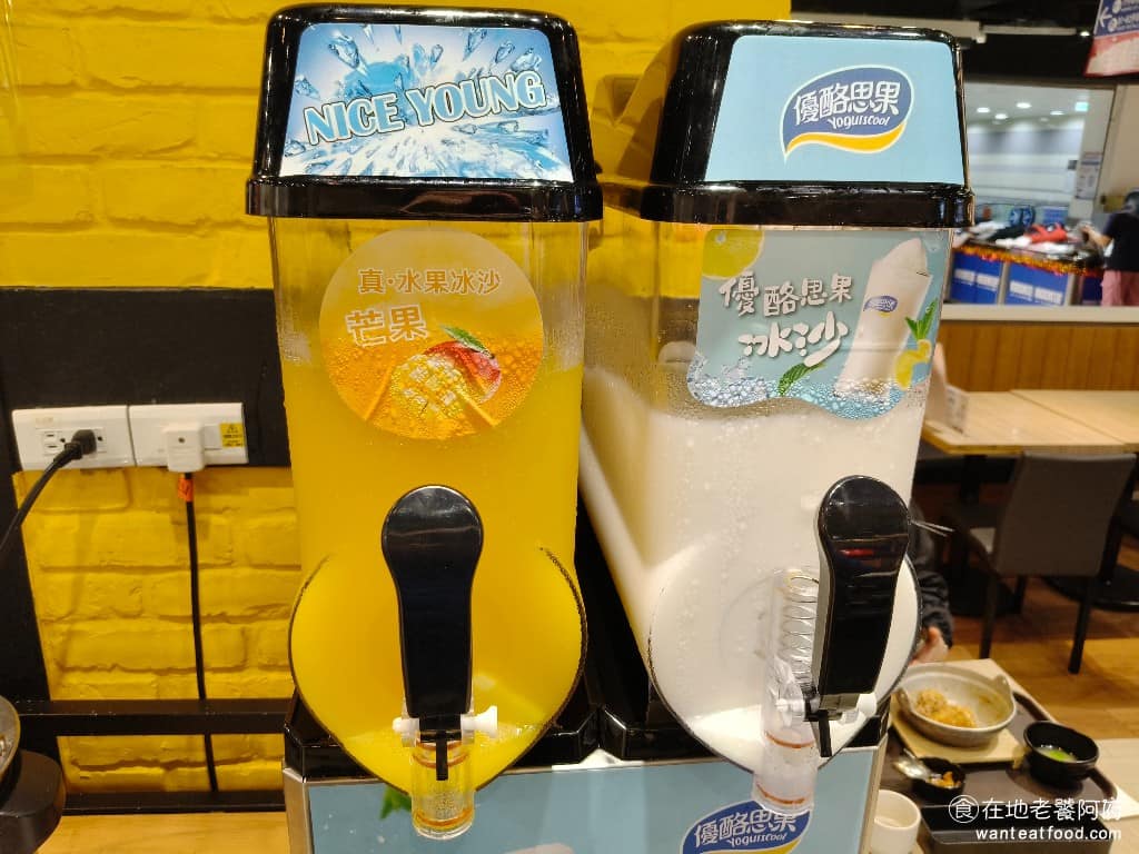 內湖美食 平價美食 平民美食 內湖家樂福 日式定食 親子丼 珍有福 Joyfull 還有冰沙喝到飽，有兩種口味：芒果冰沙，和優酪思果冰沙。 @在地老饕阿府