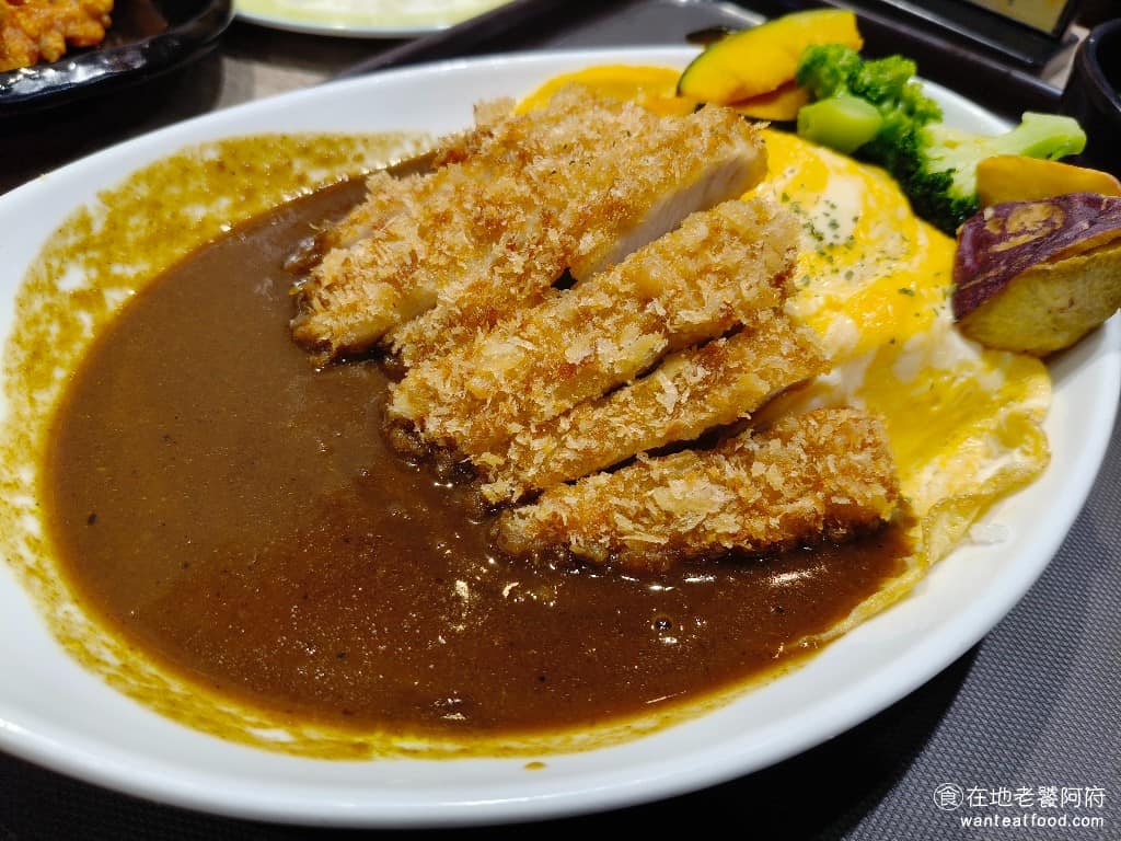內湖美食 平價美食 平民美食 內湖家樂福 日式定食 親子丼 珍有福 Joyfull 黃金豬排歐姆蛋咖哩飯 歐姆蛋偏全熟，沒有半熟流汁的口感，蛋皮比較薄，吃起來普通，黃金豬排肉感厚實，吃起來扎實還不錯。 @在地老饕阿府