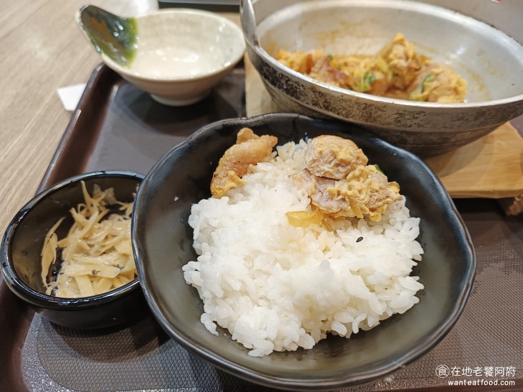內湖美食 平價美食 平民美食 內湖家樂福 日式定食 親子丼 珍有福 Joyfull 吃了一口，肉質還蠻軟的，味道也夠，還不錯 @在地老饕阿府