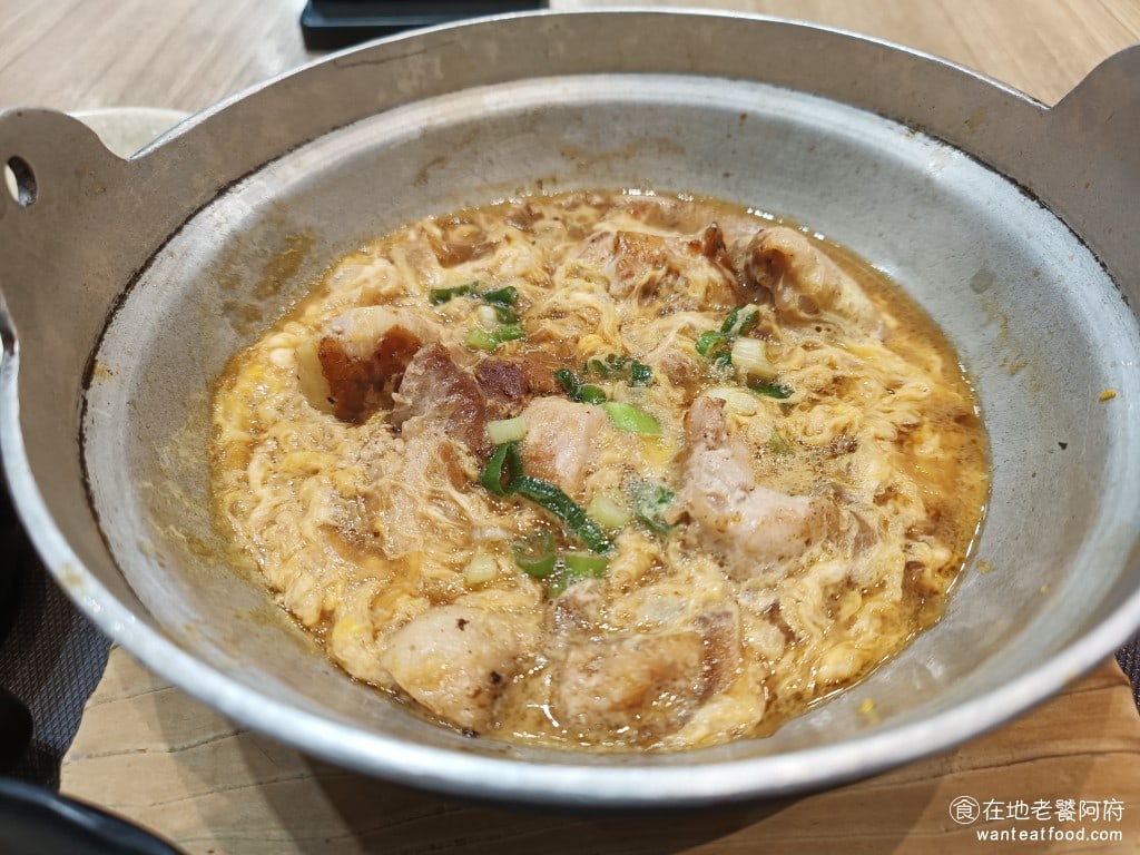 內湖美食 平價美食 平民美食 內湖家樂福 日式定食 親子丼 珍有福 Joyfull 只是鍋子很大，食物的份量是很多的 @在地老饕阿府