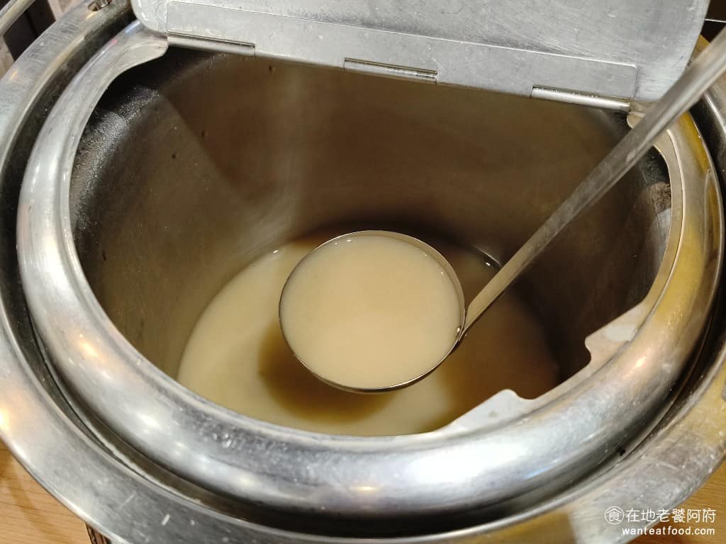 內湖美食 平價美食 平民美食 內湖家樂福 日式定食 親子丼 珍有福 Joyfull 店內還有味噌湯和白飯，免費吃到飽、喝到飽。 @在地老饕阿府