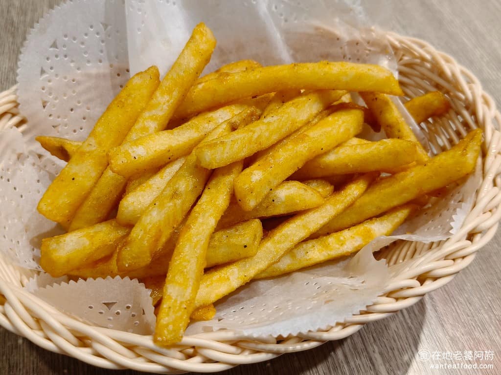 內湖美食 平價美食 平民美食 內湖家樂福 日式定食 親子丼 珍有福 Joyfull 大份炸薯條 薯條本身沒什麼鹹味，外皮有脆，但裡面馬鈴薯偏乾，所以整體吃起來很普通。 @在地老饕阿府