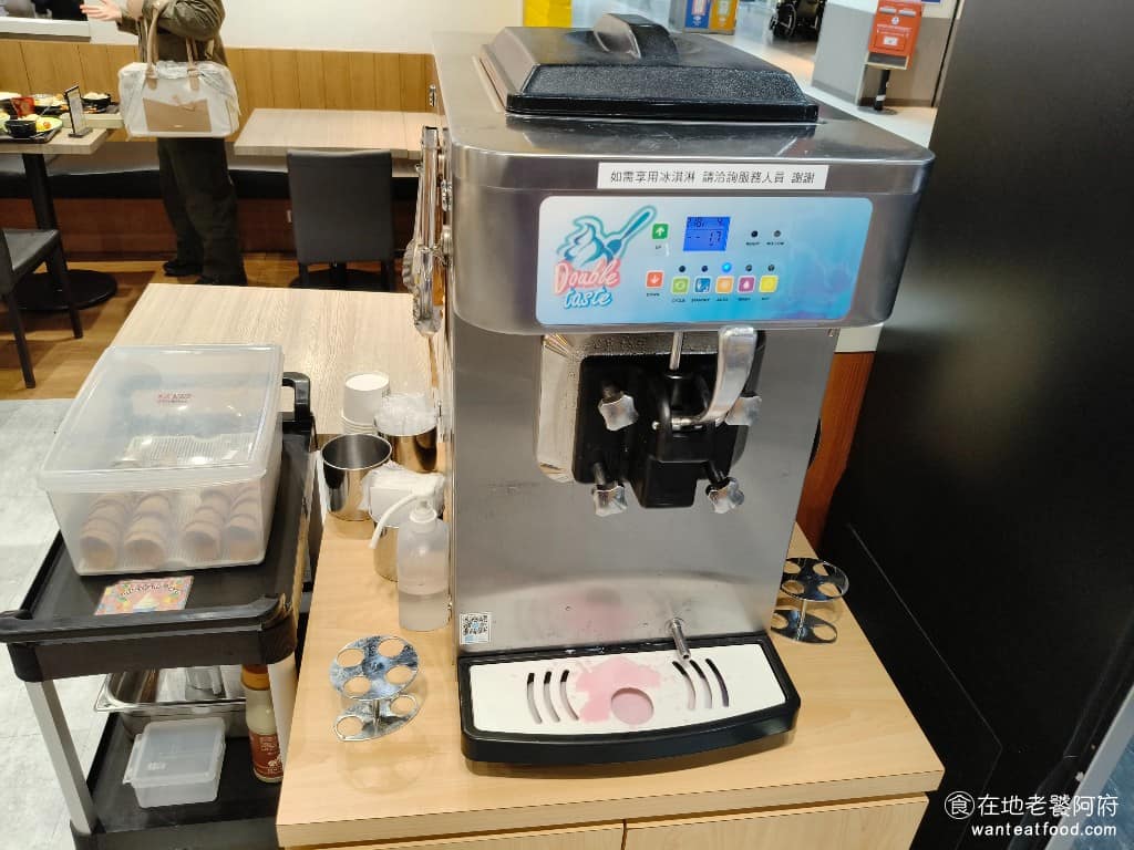 內湖美食 平價美食 平民美食 內湖家樂福 日式定食 親子丼 珍有福 Joyfull 吃完了只要有點套餐，都可以享有套餐價，加 39 元就能吃霜淇淋，作為結尾甜點非常合適。 @在地老饕阿府