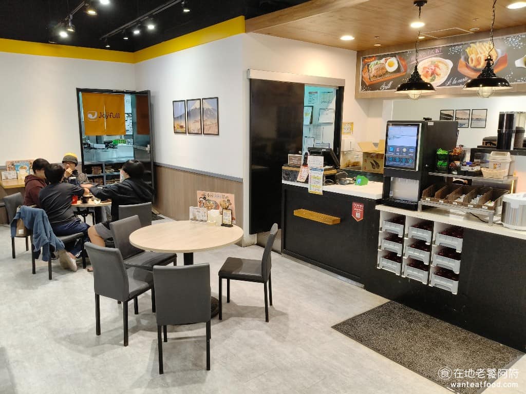 內湖美食 平價美食 平民美食 內湖家樂福 日式定食 親子丼 珍有福 Joyfull Joyfull 最吸引人的就是自助吧，只要點主餐就能享用飲料吧，有汽水機、咖啡機、冰沙機，還有無糖綠茶和茶包可以選。 @在地老饕阿府