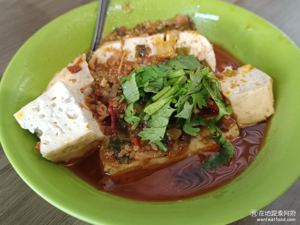 同安街麵線羹 同安街麵線羹菜單 同安街麵線羹價格 中正區美食 中正美食 古亭美食 台灣小吃 麵線 臭豆腐 臭豆腐泡在又紅又辣的醬汁中，看起來很辣，但吃起來完全不會辣，只有一點點。裡面加了酸菜、辣椒、蝦米和豆瓣，上面再灑上香菜。 @在地老饕阿府