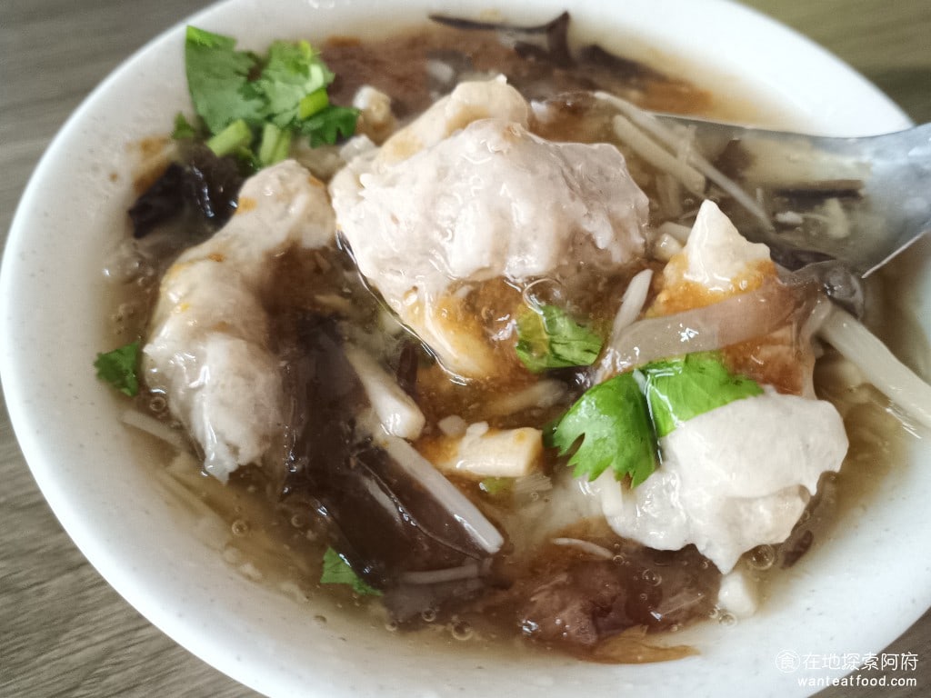 同安街麵線羹 同安街麵線羹菜單 同安街麵線羹價格 中正區美食 中正美食 古亭美食 台灣小吃 麵線 臭豆腐 他的肉羹口味吃起來偏甜，裡面的肉羹給的很多，有滿滿的竹筍和黑木耳，吃起來還蠻順口的。 @在地老饕阿府