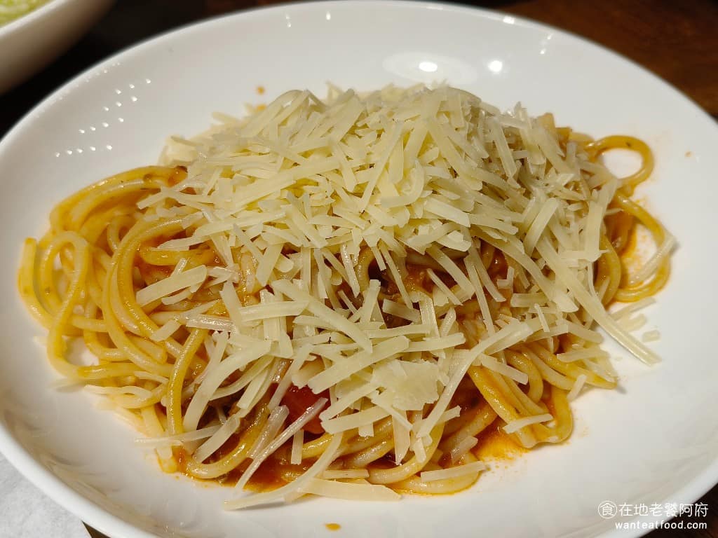 Pino Pizza菜單 Pizza價格 士林區美食 士林美食 芝山站美食 美式料理 炸雞 蕃茄肉醬義大利麵 起司加的很多,起司味很足,但肉醬加的較少,單純只有茄汁,吃起來比較單調普通。 @在地老饕阿府