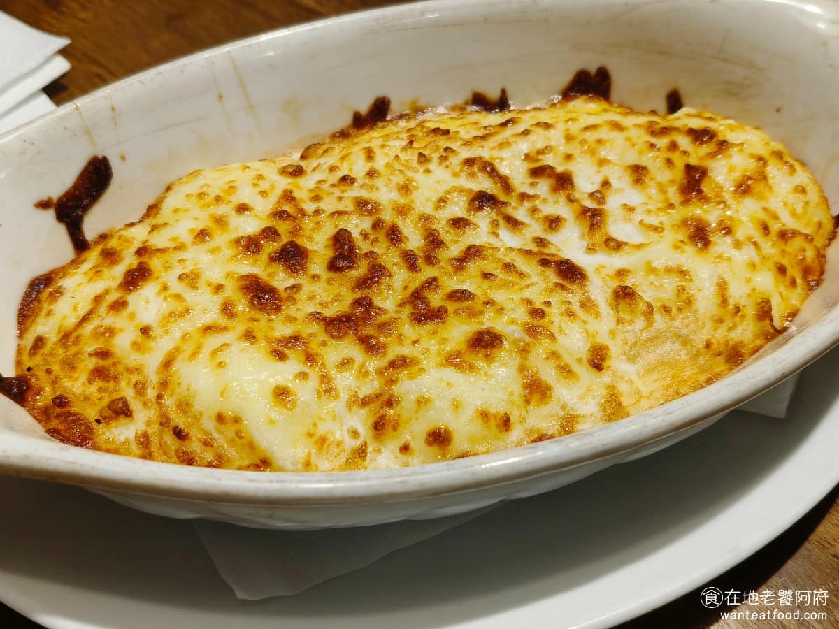 Pino Pizza菜單 Pizza價格 士林區美食 士林美食 芝山站美食 美式料理 炸雞 起司烘蛋 很特別的餐點，上面是焗烤起司，下面是烘蛋，焗烤吃的到脆皮，底下的起司軟綿綿的，起司香再搭配濃郁的蛋香，是簡單又美味的料理，推薦可以點一份。 @在地老饕阿府