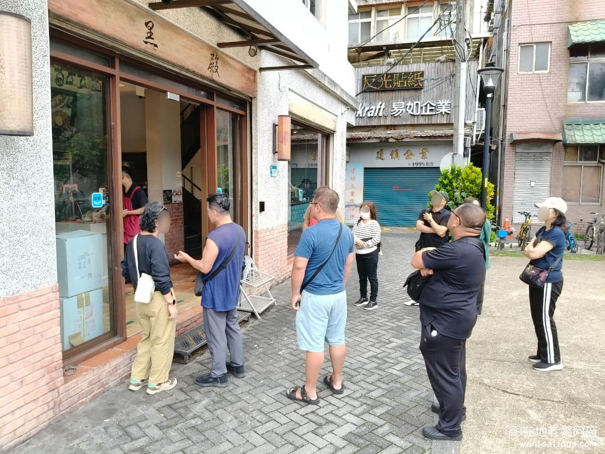 黑殿飯店右岸店 黑殿飯店右岸店菜單 黑殿飯店右岸店推薦 淡水區美食 淡水美食 台灣小吃 排骨飯 炒飯 《黑殿飯店》在淡水有兩間店，創始本店位置較偏，右岸店則緊鄰捷運淡水站，自從創始本店旁邊的停車場收掉後，接著右岸店開幕，所以後來我們都習慣吃這間右岸店。 @在地老饕阿府