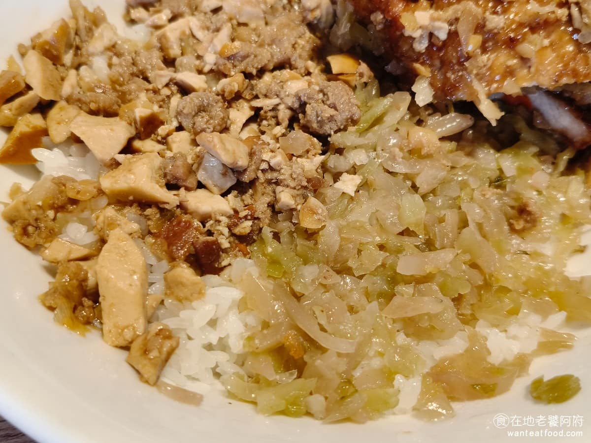 黑殿飯店右岸店 黑殿飯店右岸店菜單 黑殿飯店右岸店推薦 淡水區美食 淡水美食 台灣小吃 排骨飯 炒飯 排骨下面鋪的酸菜和炸醬豆干，酸菜吃起來新鮮爽口，燉得軟而不爛，感覺酸菜是挑過品質，剔除過根部的，豆干也滷得入味，鹹香帶勁，配著吃都很下飯，白飯口感也軟嫩，吃起來很舒服。 @在地老饕阿府
