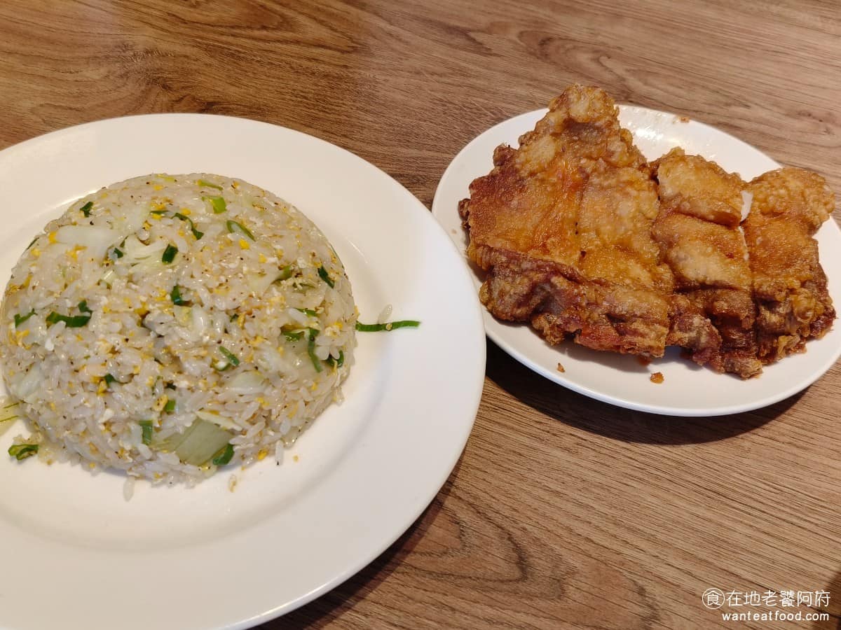 黑殿飯店右岸店 黑殿飯店右岸店菜單 黑殿飯店右岸店推薦 淡水區美食 淡水美食 台灣小吃 排骨飯 炒飯 豪大無骨脆皮雪翠高麗菜飯 名字超級長，是炒飯搭配雞腿的選項，重點還是在於炒飯，炒飯絕對是必點，需不需要點雞腿就看個人。 @在地老饕阿府
