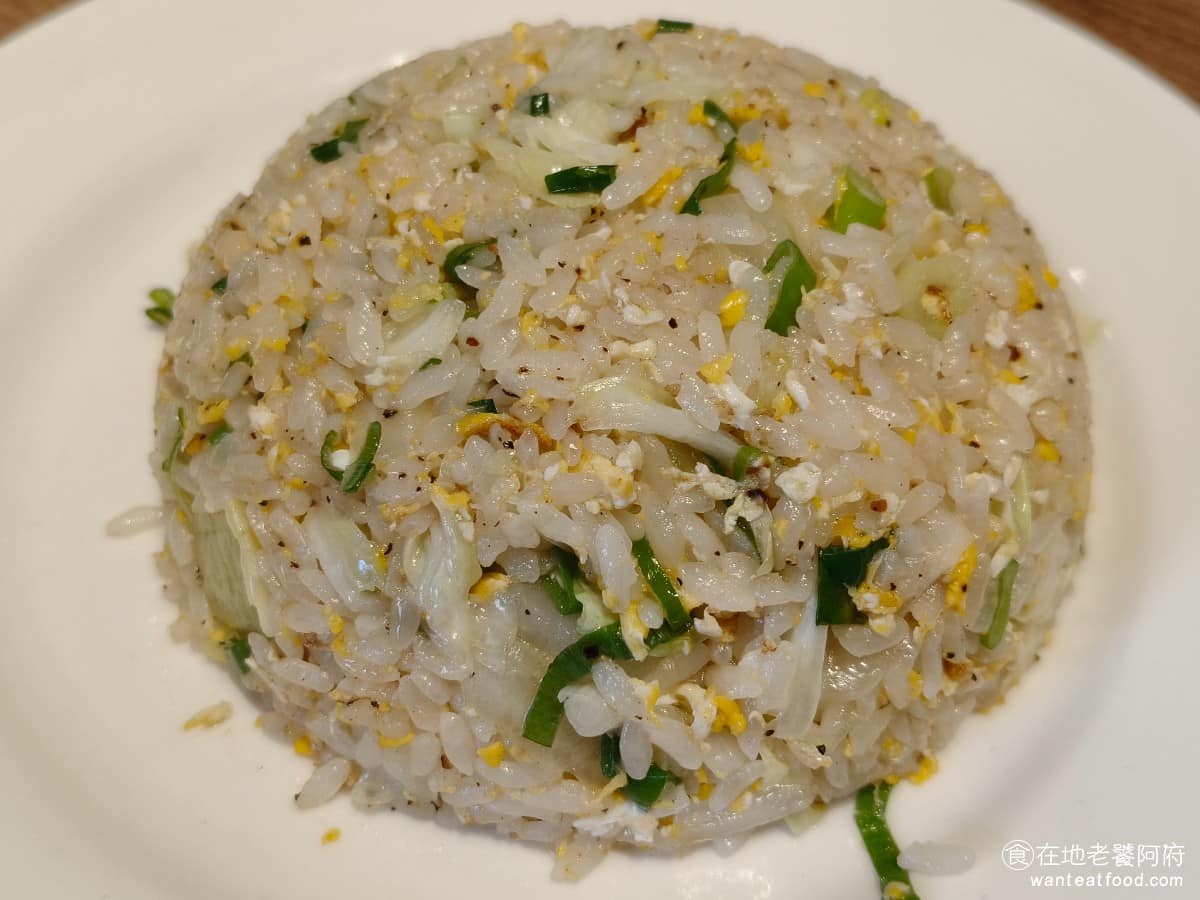 黑殿飯店右岸店 黑殿飯店右岸店菜單 黑殿飯店右岸店推薦 淡水區美食 淡水美食 台灣小吃 排骨飯 炒飯 雪翠高麗菜炒飯 炒飯米飯煮得全熟，粒粒分明又帶點軟度，炒起來香氣十足，加了黑胡椒調味，吃起來微辣，但辣度溫和，多了一層香氣。 @在地老饕阿府
