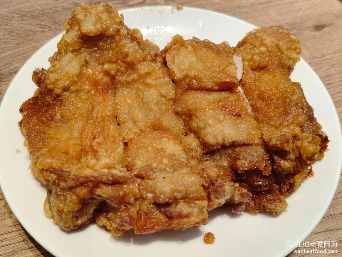黑殿飯店右岸店 黑殿飯店右岸店菜單 黑殿飯店右岸店推薦 淡水區美食 淡水美食 台灣小吃 排骨飯 炒飯 豪大無骨脆皮雞腿 搭配無骨脆皮雞腿一起吃，飽足感很夠，雞腿外皮炸得酥脆，肉質軟嫩，口感不錯。 @在地老饕阿府