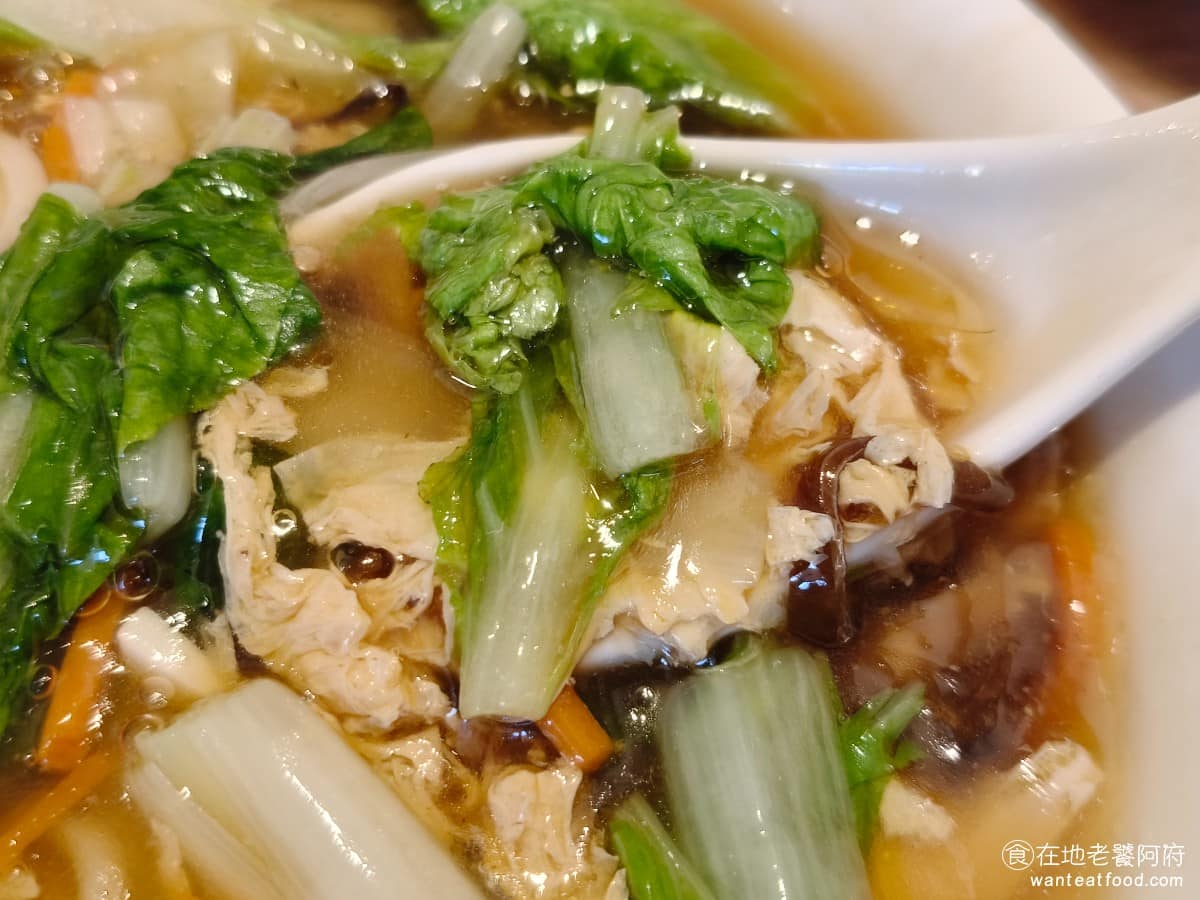黑殿飯店右岸店 黑殿飯店右岸店菜單 黑殿飯店右岸店推薦 淡水區美食 淡水美食 台灣小吃 排骨飯 炒飯 大滷湯的味道，雖然也可以，但相較之下口味清淡，作為配湯來說很適合，但不算讓人有印象的餐點。 @在地老饕阿府