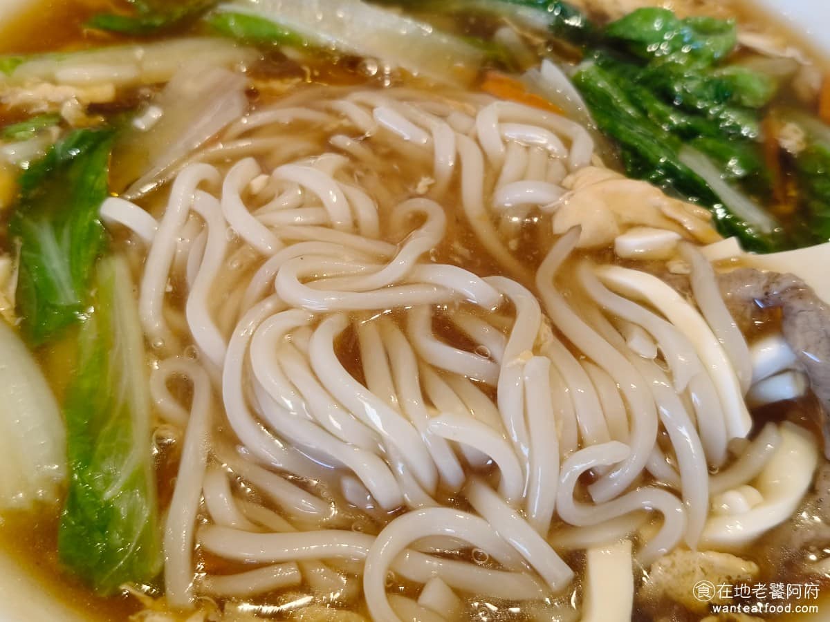 黑殿飯店右岸店 黑殿飯店右岸店菜單 黑殿飯店右岸店推薦 淡水區美食 淡水美食 台灣小吃 排骨飯 炒飯 要留意細麵的部分，因為麵條本身就煮得很爛，放久了就會更軟爛，建議上桌就盡快吃。 @在地老饕阿府