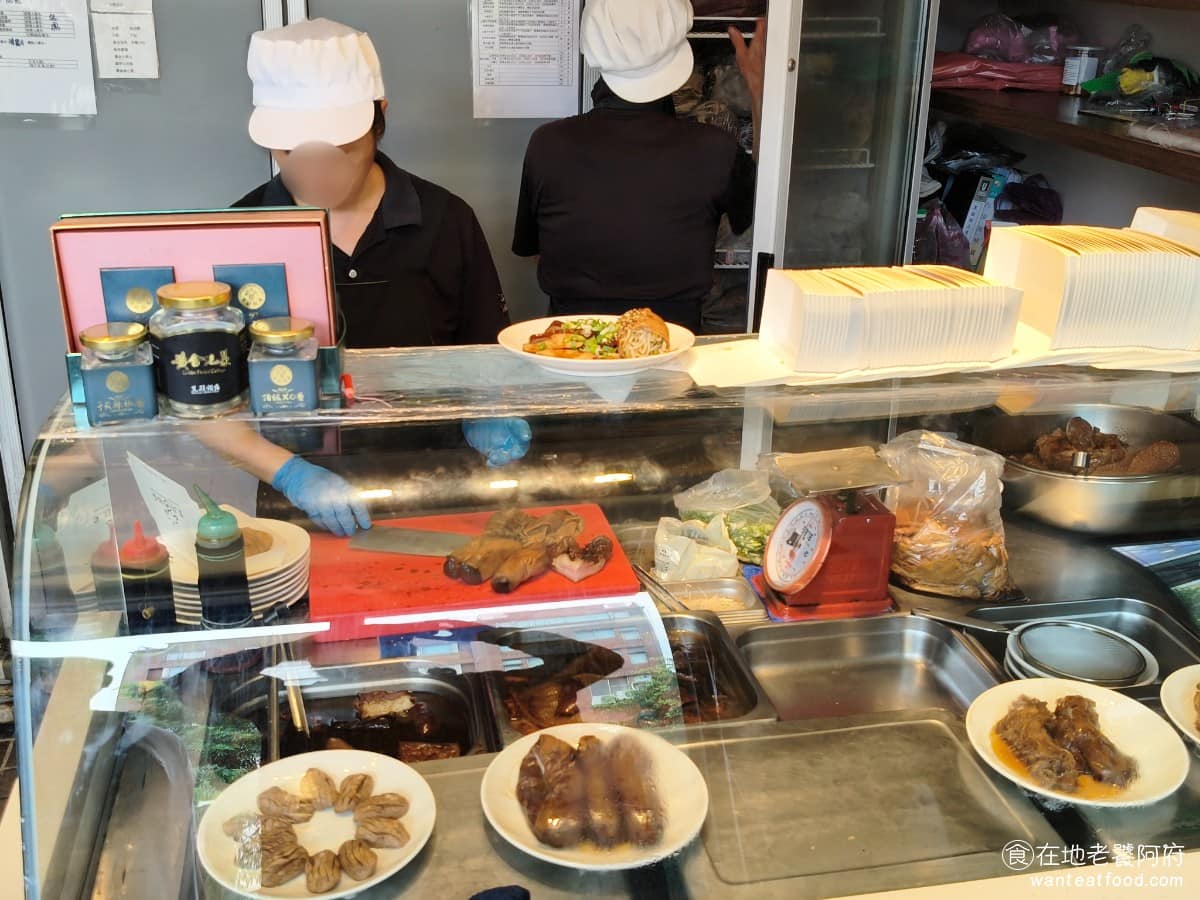 黑殿飯店右岸店 黑殿飯店右岸店菜單 黑殿飯店右岸店推薦 淡水區美食 淡水美食 台灣小吃 排骨飯 炒飯 店做出名氣之後，卻沒有登記商標，被別人搶先用「淡水黑店」的名義開了店。原本的老店，只好另外登記為「黑殿飯店」，成為現在的名稱。 @在地老饕阿府