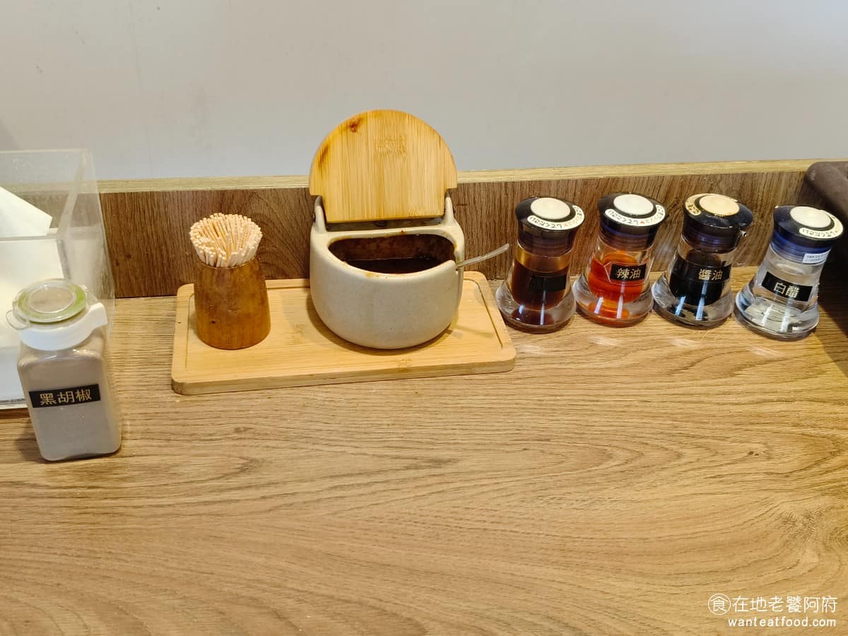 黑殿飯店右岸店 黑殿飯店右岸店菜單 黑殿飯店右岸店推薦 淡水區美食 淡水美食 台灣小吃 排骨飯 炒飯 醬料區 有提供醬油、白醋、辣油、辣椒，還有黑胡椒。 @在地老饕阿府