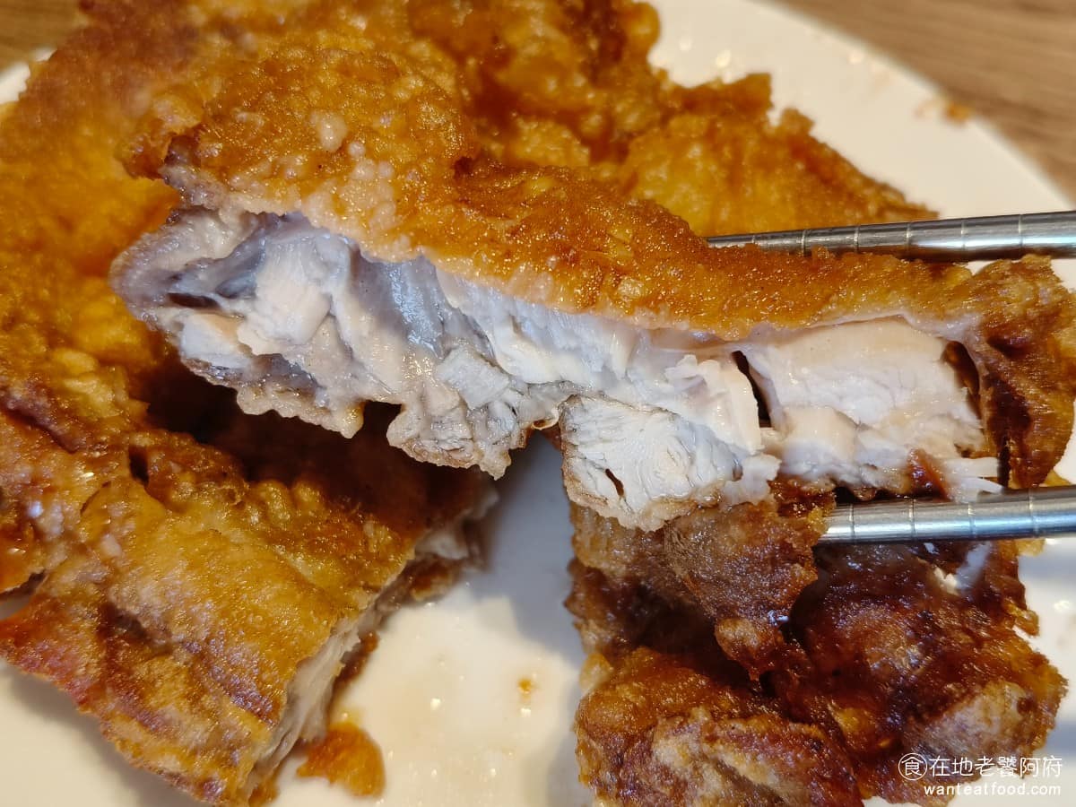 黑殿飯店右岸店 黑殿飯店右岸店菜單 黑殿飯店右岸店推薦 淡水區美食 淡水美食 台灣小吃 排骨飯 炒飯 但相對於排骨，雞腿的醃製調味偏淡一些，沒有什麼特別的味道，喜歡重口味的人，可能會不喜歡。排骨確實好吃很多，難怪大家的焦點都在排骨。 @在地老饕阿府