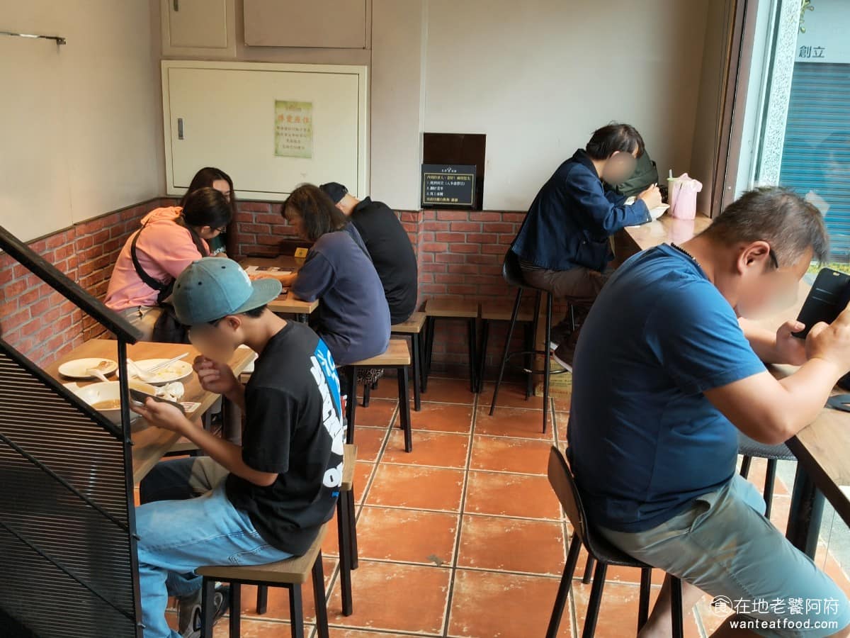黑殿飯店右岸店 黑殿飯店右岸店菜單 黑殿飯店右岸店推薦 淡水區美食 淡水美食 台灣小吃 排骨飯 炒飯 來店要先登記號碼，雖然幾乎都會排隊，排隊的人數也不少，但是因為翻桌率較快，而且整棟樓有三層樓，座位多，所以不會等太久。 @在地老饕阿府