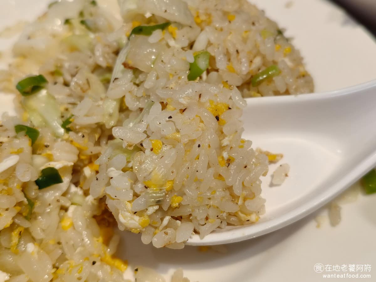 黑殿飯店右岸店 黑殿飯店右岸店菜單 黑殿飯店右岸店推薦 淡水區美食 淡水美食 台灣小吃 排骨飯 炒飯 整個炒飯吃起來超級香，米飯也是使用台梗九號米炒的，粒粒分明，口感軟嫩，看得出來廚師的手藝非常不錯，分店的味道，完全不會輸給創始店。 @在地老饕阿府