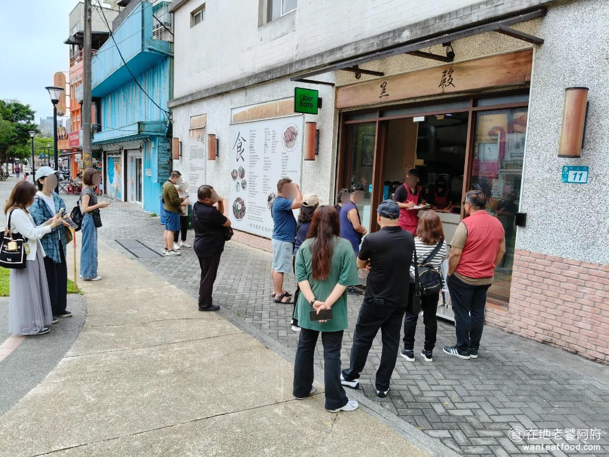 黑殿飯店右岸店 黑殿飯店右岸店菜單 黑殿飯店右岸店推薦 淡水區美食 淡水美食 台灣小吃 排骨飯 炒飯 《黑殿飯店右岸店》位於新北市淡水區中正路11巷10號，從捷運淡水站 1 號出口出來，沿著中正路往老街方向走，約3分鐘就能到，會先看到老火車頭。 @在地老饕阿府