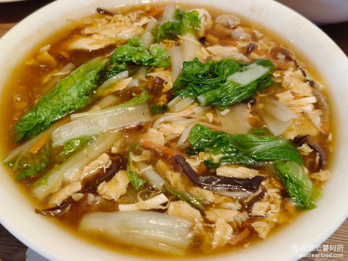 黑殿飯店右岸店 黑殿飯店右岸店菜單 黑殿飯店右岸店推薦 淡水區美食 淡水美食 台灣小吃 排骨飯 炒飯 祖傳大滷北方拉麵 點飯類的話，建議搭一碗湯來配，這碗大滷麵配料豐富，有蛋黃、木耳、青菜等，湯頭走清爽路線，不鹹不油，味道不重口，適合搭著排骨飯一起吃解膩。 @在地老饕阿府