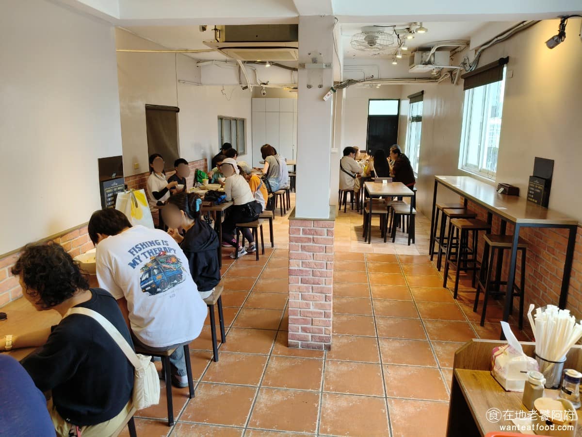 黑殿飯店右岸店 黑殿飯店右岸店菜單 黑殿飯店右岸店推薦 淡水區美食 淡水美食 台灣小吃 排骨飯 炒飯 三樓也有座位，整棟樓冷氣也開得非常涼爽，夏天來吃更舒服，算是整個淡水老街中，用餐環境數一數二的。 @在地老饕阿府