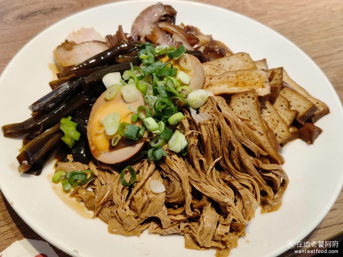 黑殿飯店右岸店 黑殿飯店右岸店菜單 黑殿飯店右岸店推薦 淡水區美食 淡水美食 台灣小吃 排骨飯 炒飯 滷味 豆干切得很薄，刀工細膩截面積大，非常容易吸附滷汁，咬下去滷汁會從口中溢出，香味相當濃，是很適合配飯的小菜。豆皮也是必點選項，本身就很會吸附醬汁，滷過之後甜鹹交織，口感軟嫩，配白飯或排骨飯都很搭，算是不錯的小菜。 @在地老饕阿府