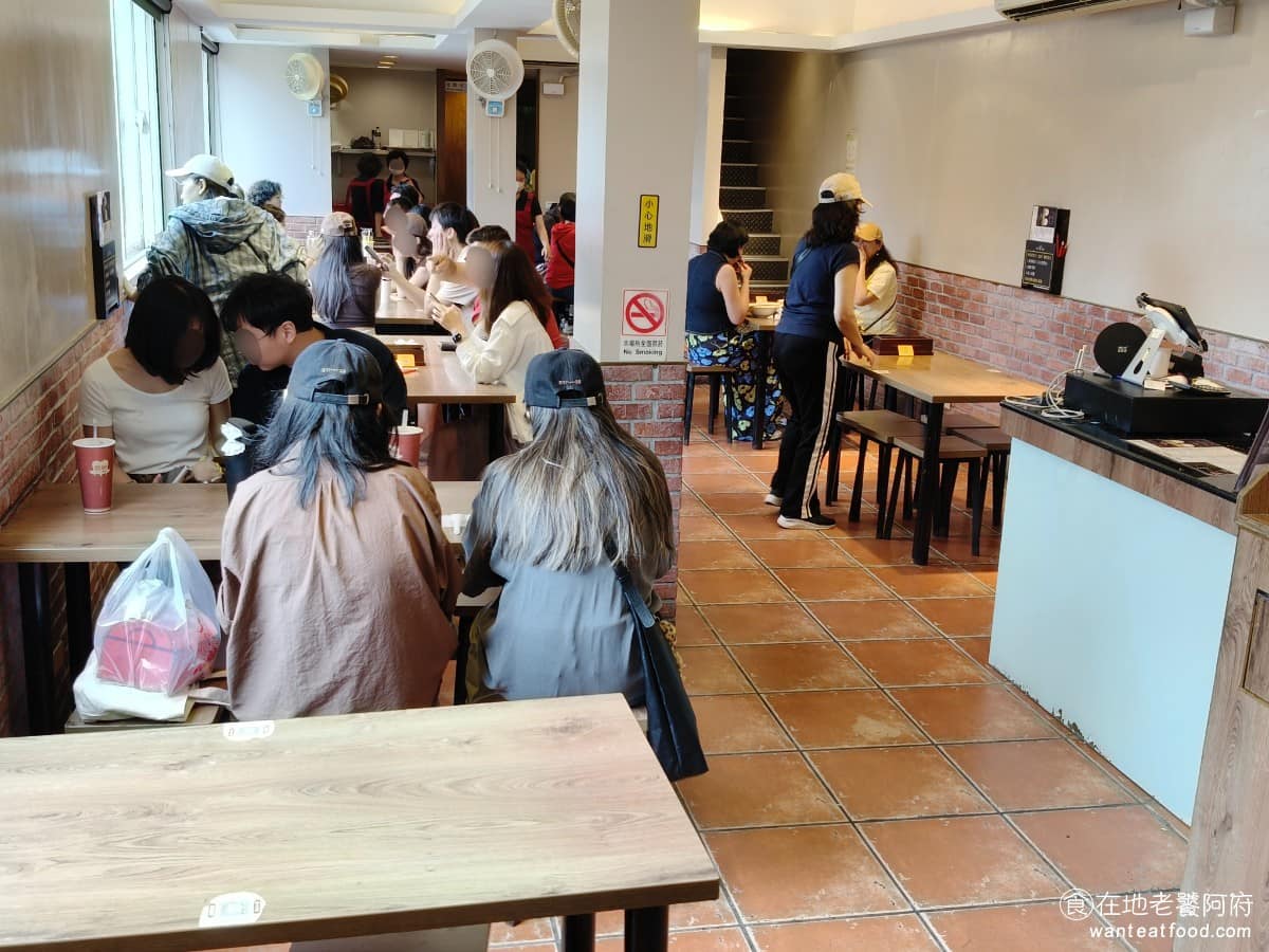 黑殿飯店右岸店 黑殿飯店右岸店菜單 黑殿飯店右岸店推薦 淡水區美食 淡水美食 台灣小吃 排骨飯 炒飯 二樓用餐空間比一樓大，每張桌子面積也夠大，桌距也很寬，用餐環境非常舒適。 @在地老饕阿府