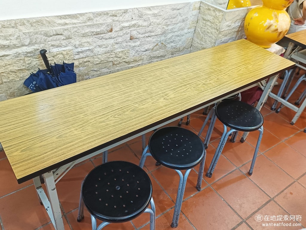 深坑老店阿珠芋圓 深坑美食 台灣小吃 阿珠芋圓的用餐空間比較狹小，所以當人多的時候，坐起來會非常擠，而且也要和其他客人並桌。 @在地老饕阿府