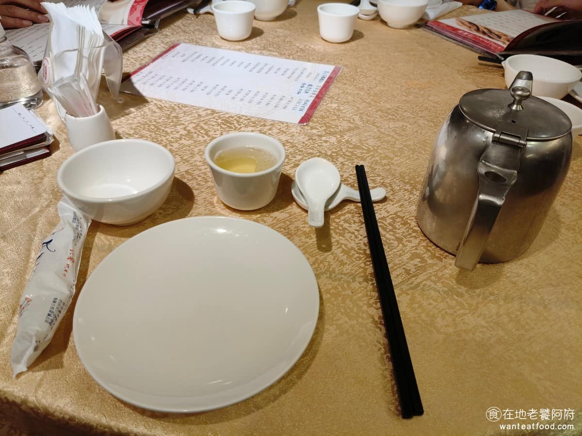 榮榮園浙寧餐廳 榮榮園浙寧餐廳菜單 榮榮園浙寧餐廳推薦 大安區美食 大安美食 大安站美食 中式料理 桌面餐具,桌上還有提供免費的熱茶可以喝。 @在地老饕阿府
