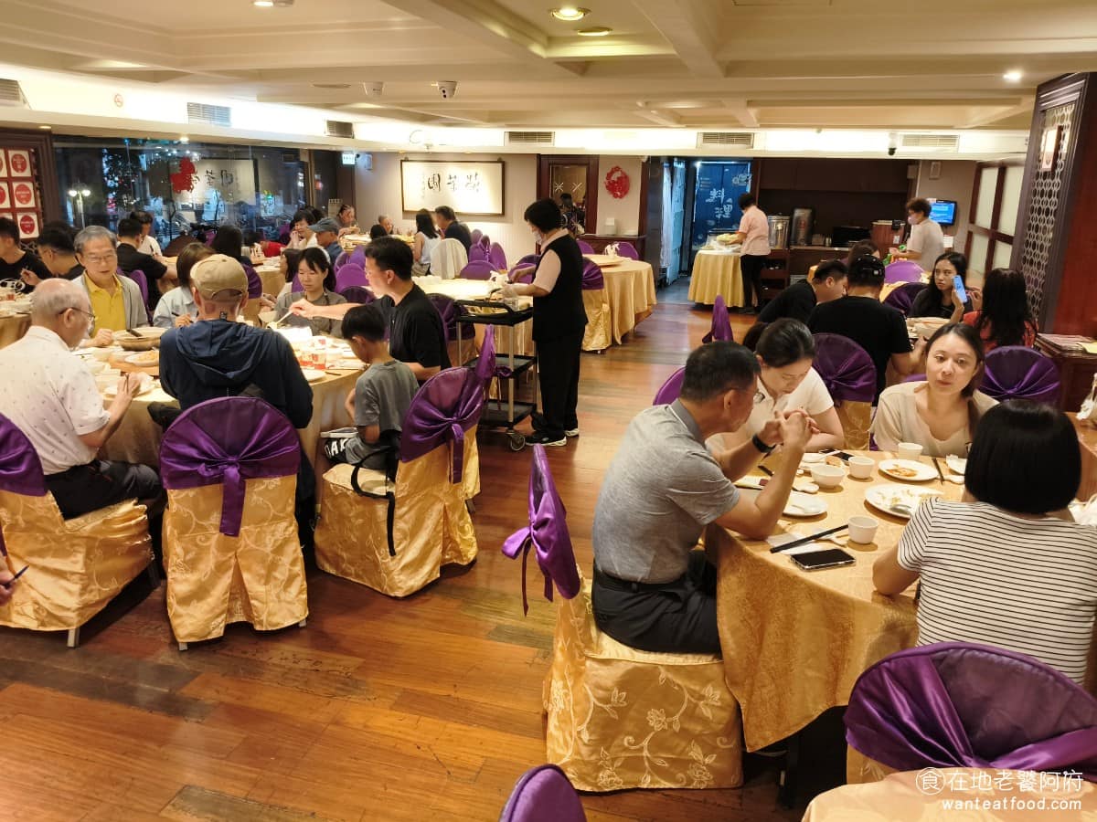 榮榮園浙寧餐廳 榮榮園浙寧餐廳菜單 榮榮園浙寧餐廳推薦 大安區美食 大安美食 大安站美食 中式料理 這間店的用餐空間,走的是傳統老派風格,裝潢有點年代感,座位多為大圓桌為主,氣氛有點像喜宴聚餐的感覺,整體空間跟廁所,都維持得算乾淨。 @在地老饕阿府