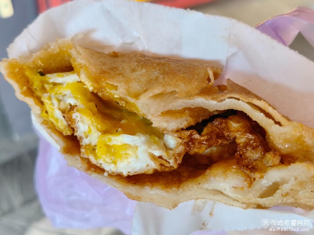 北投炸蛋蔥油餅 北投炸蛋蔥油餅菜單 北投炸蛋蔥油餅推薦 北投區美食 北投美食 蔥油餅的外皮，還撒了一些胡椒鹽，裡面的雙蛋是半熟的，蒜蓉醬油搭配蛋液，加上胡椒鹽，吃起來非常香，味道上很不錯。只不過，蔥油餅的餅皮比較厚，吃起來沒有層次，咬起來比較硬，比早餐店的蛋餅皮還硬，這點就很可惜了。 @在地老饕阿府