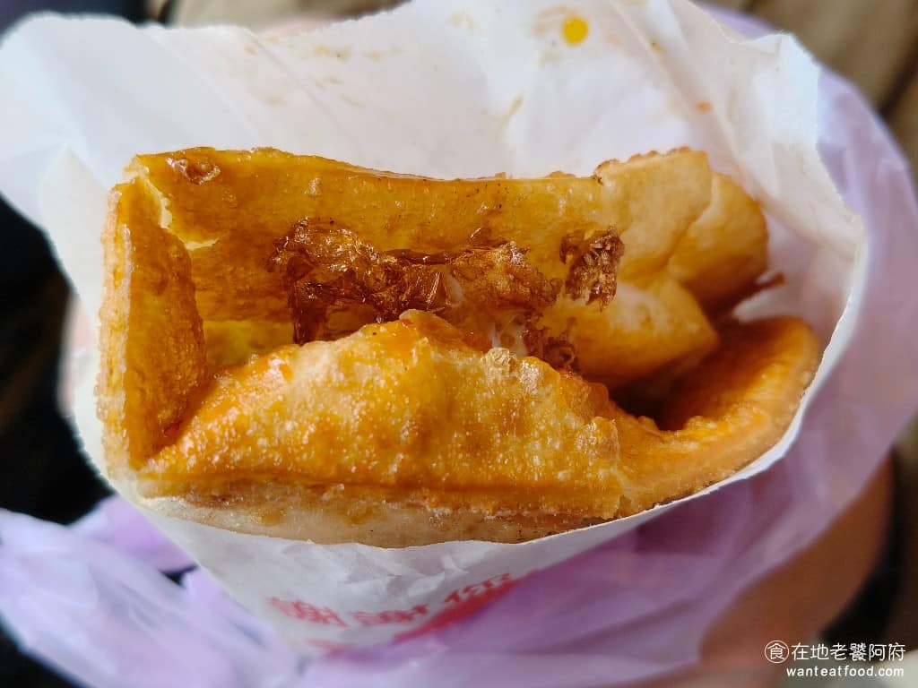 北投炸蛋蔥油餅 北投炸蛋蔥油餅菜單 北投炸蛋蔥油餅推薦 北投區美食 北投美食 炸起來的餅皮幾乎不油，拿到手的防油紙袋不會濕掉，因為不油，所以拿在手上，餅也不會特別燙手。 @在地老饕阿府