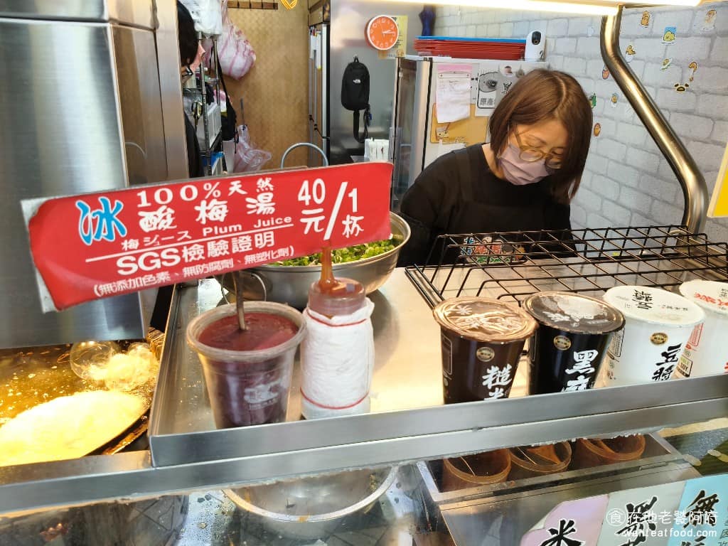 北投炸蛋蔥油餅 北投炸蛋蔥油餅菜單 北投炸蛋蔥油餅推薦 北投區美食 北投美食 老闆本身是韓國華僑，所以店內的韓式泡菜是自家醃製，這也是泡菜口味蔥油餅很受歡迎的原因之一。泡菜本身爽脆、酸辣明顯，和炸餅搭起來，味道比較有層次。 @在地老饕阿府