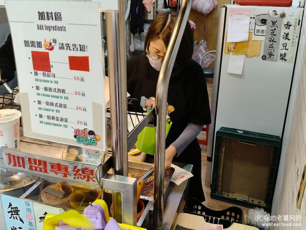 北投炸蛋蔥油餅 北投炸蛋蔥油餅菜單 北投炸蛋蔥油餅推薦 北投區美食 北投美食 炸鍋在開放空間作業，可以直接看到整個製作過程，餅皮下鍋膨脹的畫面，很多人會站在那邊看，很多人也會錄影，大概就是這樣吸睛的短影音，讓這間店的生意一直很好。 @在地老饕阿府