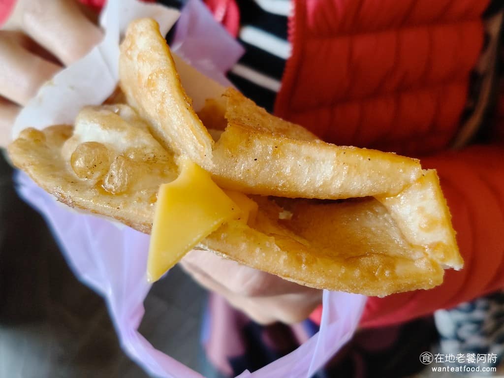 北投炸蛋蔥油餅 北投炸蛋蔥油餅菜單 北投炸蛋蔥油餅推薦 北投區美食 北投美食 加了起司多了一味，但起司味道不算強烈，如果是起司控，可能覺得不夠。雙起司版本，加入了雙倍起司與半熟炸蛋，濃郁感高一些，才會比較有層次感。 @在地老饕阿府