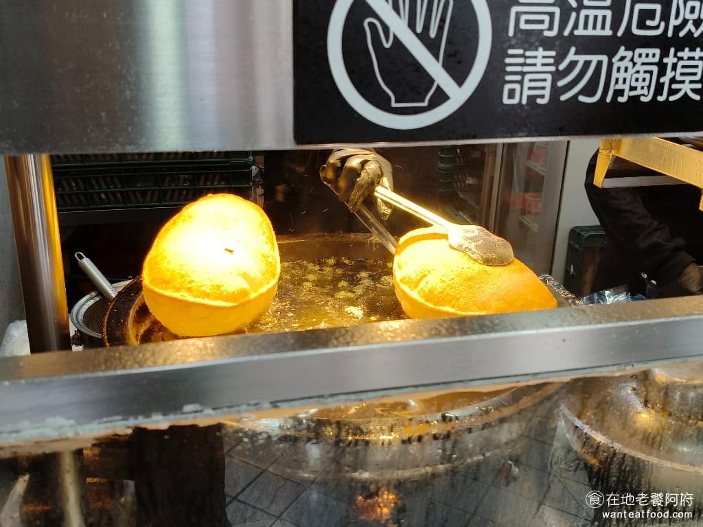 北投炸蛋蔥油餅 北投炸蛋蔥油餅菜單 北投炸蛋蔥油餅推薦 北投區美食 北投美食 麵糰每天現做，不使用隔夜麵糰，餅皮的質地因此比較鮮，炸起來的膨脹效果也來自手工麵糰的特性，入鍋後幾秒內就會膨脹，像氣球一樣浮起來，老闆趁這時候打蛋、放蔥。 @在地老饕阿府