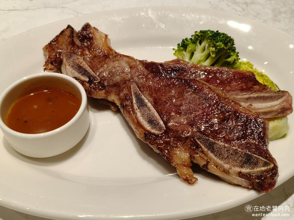 朵頤牛排台北新光站前店 朵頤牛排台北新光站前店菜單 朵頤牛排台北新光站前店推薦 中正區美食 美國Prime帶骨牛小排 經過高溫燒烤後，外層烤得酥脆，帶有焦香骨邊肉帶有肉香，配上紅酒醬，吃起來味道更豐富。 @在地老饕阿府