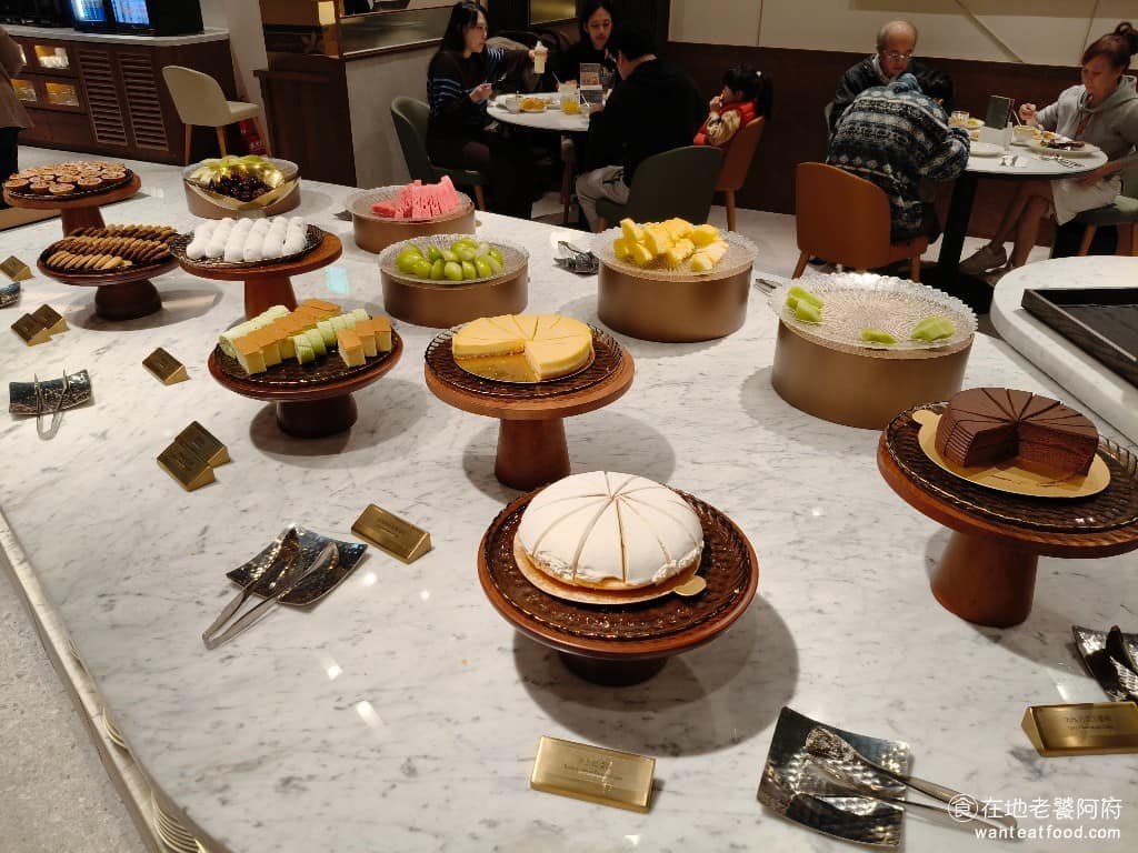 朵頤牛排台北新光站前店 朵頤牛排台北新光站前店菜單 朵頤牛排台北新光站前店推薦 中正區美食 甜點區 甜點區的種類不多，但也很夠吃，有巧克力蛋糕、波士頓蛋糕、起司乳酪蛋糕、紅豆大福、蜂蜜蛋糕、椰奶生乳捲、焦糖蘋果塔、伯爵茶酥餅。 @在地老饕阿府