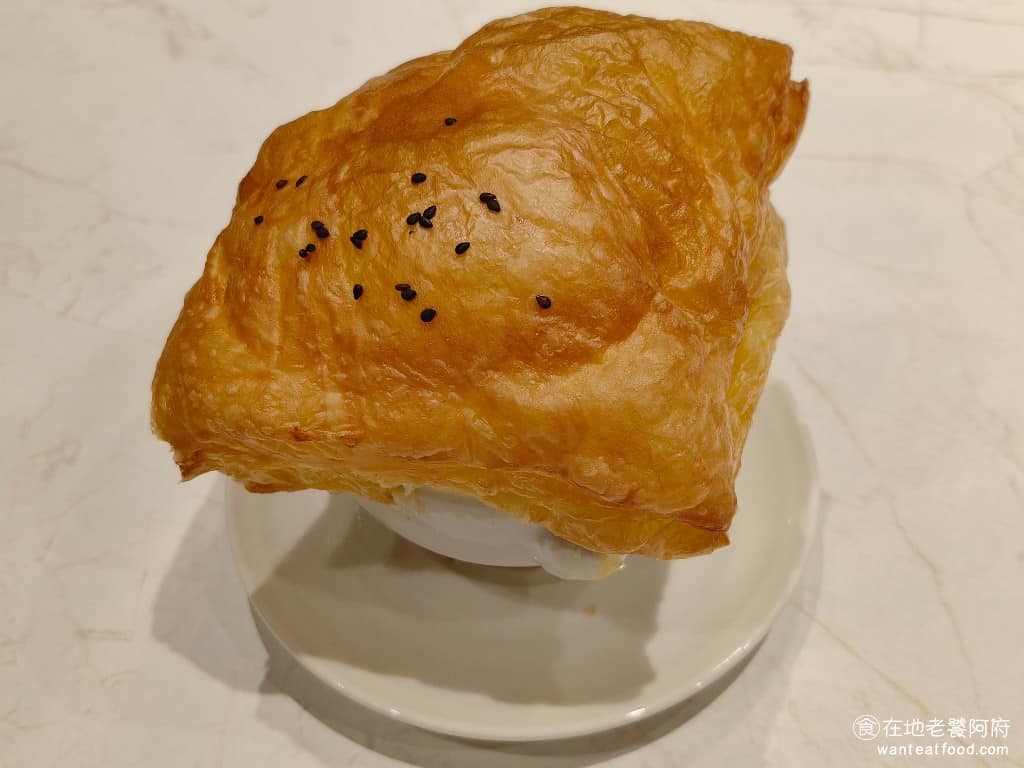 朵頤牛排台北新光站前店 朵頤牛排台北新光站前店菜單 朵頤牛排台北新光站前店推薦 中正區美食 酥皮濃湯 吃牛排搭配酥品濃湯，完全是標配。我拿的是玉米濃湯，喝起來奶油味非常濃，酥皮烤的奶香味也十足。 @在地老饕阿府